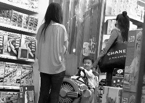 Cậu bé Lukas vui sướng nô đùa tại một hiệu đồ chơi bên cạnh mẹ Bá Chi và nữ diễn viên Lâm Tâm Như.